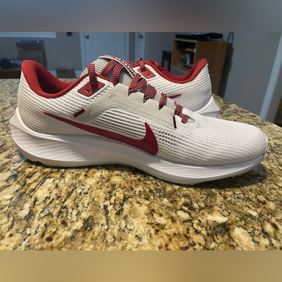 MEN NIKE DZ5972 100 NIKE ZOOM PEGASUS 40 ALABAMA WHITE/CRIMSON SHOE SNEAKERS - Picture 8 of 11